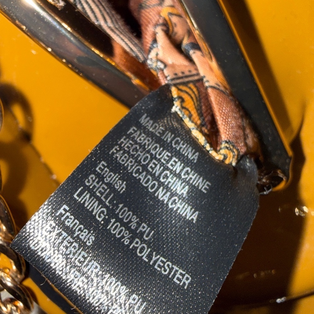 ✨ Retro Mustard Patent Half-Moon Crossbody Bag - Vintage Vibe! ✨ - Picture 8 of 8